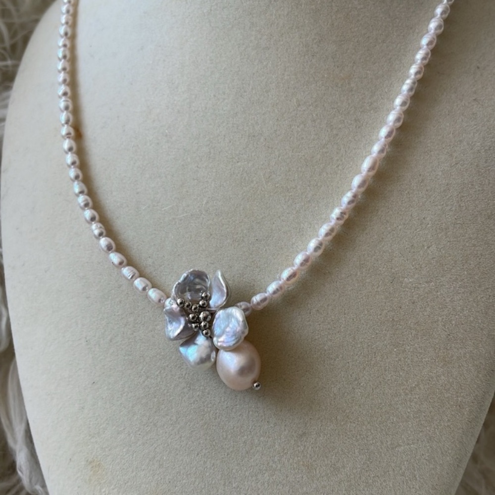 Stunning Flower Pendant Freshwater Pearl Necklace
